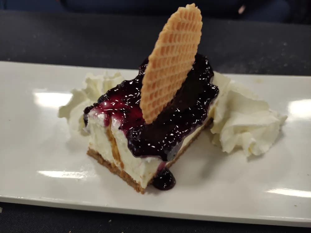 Tarta de queso casera con mermelada de arándanos